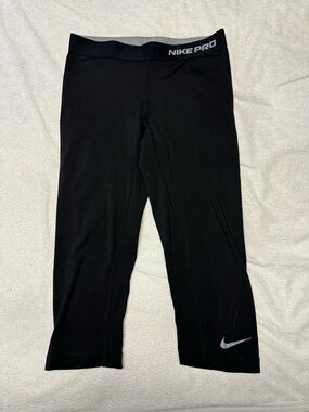 Nike Pro Woman’s Black Athletic Capri Leggings